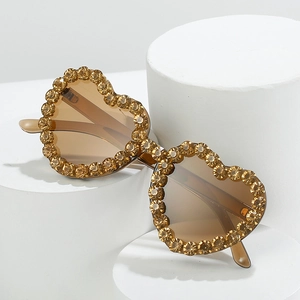 Lunettes de soleil coeur tendance avec strass ambrés et verres bruns élégants