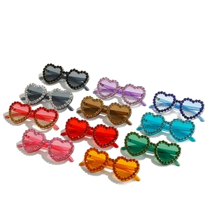 Vue à plat de lunettes de soleil tendance en forme de cœur avec monture en strass