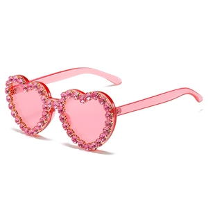 Lunettes de soleil coeur avec strass roses et monture translucide pour femmes stylées