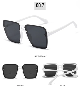 Trois vues montrant des lunettes de soleil carrées avec monture blanche et verres noirs