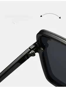 Détail de la charnière durable et marquage 145mm sur les lunettes de soleil carrées noires