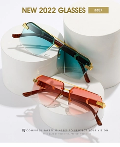 Détail de lunettes de soleil carrées avec monture métal et branches en bois, modèle 3357
