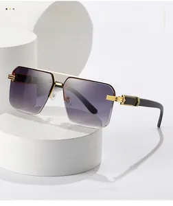 Détail de lunettes de soleil carrées avec verres dégradés violets et accents dorés