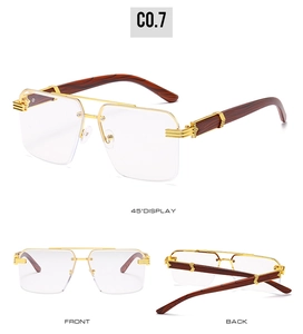 Trois vues de lunettes de soleil carrées sans monture avec branches en grain de bois foncé