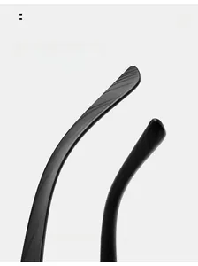 Détail de branches de lunettes incurvées antidérapantes avec texture grain de bois