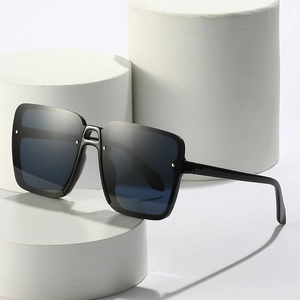 Lunettes de soleil carrées sans monture pour femmes avec monture noire sur présentoirs