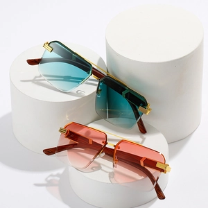 Lunettes de soleil rectangulaires en métal avec branches aspect bois et verres dégradés