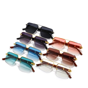 Lunettes de soleil carrées à branches en bois, disponibles en noir et couleurs dégradées