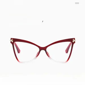Dettaglio montatura TR90 cat-eye sfumata rossa con cerniera dorata e lenti anti luce blu
