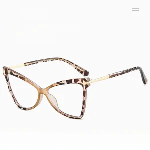 Dettaglio montatura cat-eye leopardata in TR90 con eleganti aste in metallo dorato