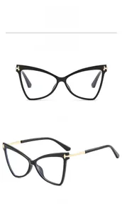 Dettaglio degli occhiali cat-eye in TR90 con lenti anti-luce blu e stanghette in metallo dorato