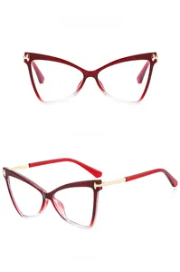Dettaglio degli occhiali anti-luce blu cat-eye con montatura rossa sfumata e stanghette in metallo