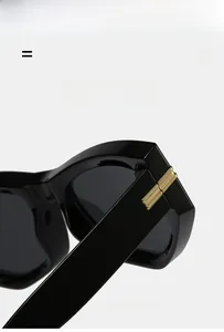 Détail de branches élastiques avec barres métalliques dorées sur lunettes noires