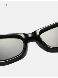 Gros plan sur les plaquettes de nez intégrées de ces lunettes de soleil noir brillant