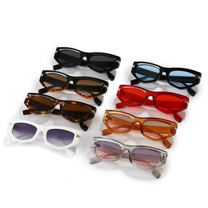 Collection de lunettes de soleil œil de chat triangulaires aux couleurs variées et dorées