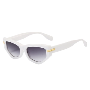 Lunettes de soleil cat-eye triangulaires blanches avec verres dégradés et détails dorés