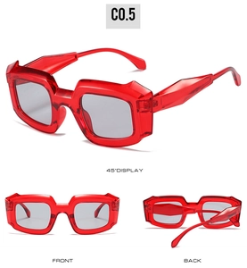 Vues détaillées de lunettes de soleil carrées rouges transparentes avec verres gris