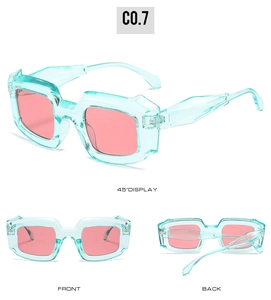 Vues frontale et latérale de lunettes de soleil carrées avec monture bleue et verres roses