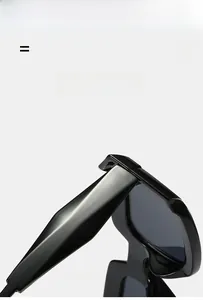 Détail de la charnière et de la branche large de ces lunettes de soleil noires à monture carrée