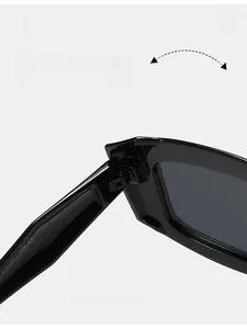 Détail de la charnière texturée durable sur des lunettes de soleil carrées noires avec joint