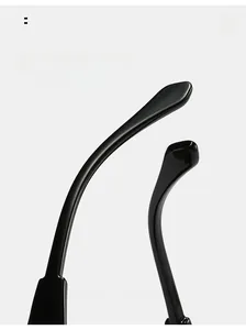 Détail des branches courbées de lunettes de soleil noires pour un port confortable