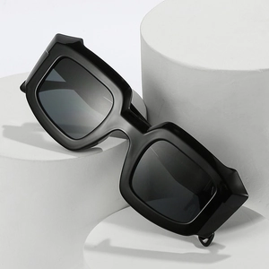 Lunettes de soleil noires à monture épaisse géométrique et style carré rétro chic