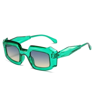 Lunettes de soleil carrées vertes translucides avec verres dégradés et monture épaisse