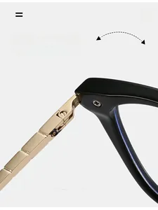 Détail d'une charnière en métal doré durable sur une monture œil de chat noire en TR90