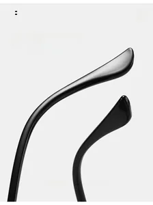 Détail des branches noires incurvées de lunettes pour un ajustement ergonomique et doux