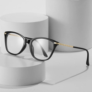 Lunettes anti-lumière bleue œil de chat, monture noire et branches chaîne dorées