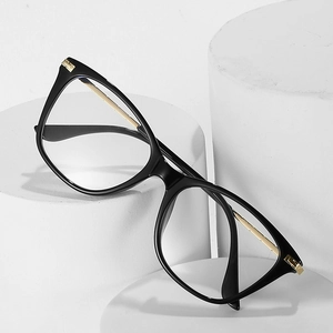 Monture de lunettes œil de chat noire TR90 avec accents dorés pour mode féminine