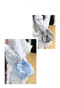 Détail de sacs seaux en denim avec motifs matelassés, perles et chaînes dorées