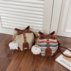 Sac Seau Tissé En Paille Bohème Pour Femmes Sac À Bandoulière Rayé De Plage D'été Avec Garniture En Similicuir Et Charme En Peluche