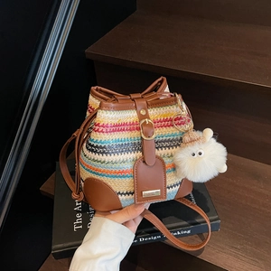Sac seau tissé à rayures multicolores avec finitions cuir et charm en peluche doux