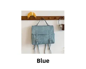 Zaino blu retrò stile college con trama in pelle opaca e dettagli a doppia fibbia