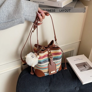 Sac seau tissé à rayures colorées avec garniture en cuir et breloque pour un style d'été