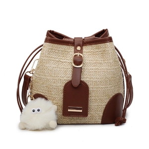Sac seau en paille avec garniture en cuir marron et pendentif en peluche blanche pour femmes