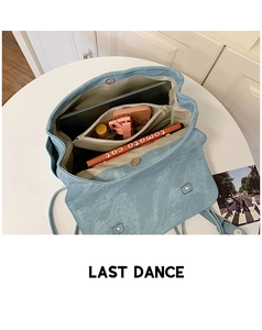 Dettaglio dell'interno dello zaino con scomparto per laptop e tasche per organizzazione