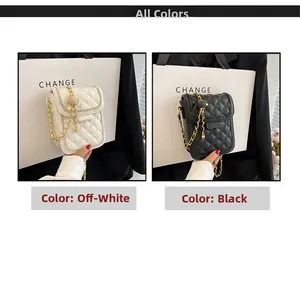 Détails des sacs matelassés beige et noir avec chaîne dorée et pendentif en bois