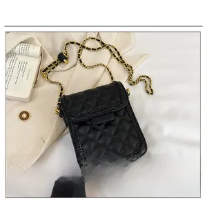 Détail du sac matelassé noir avec bille dorée et chaîne en cuir PU texturé de qualité