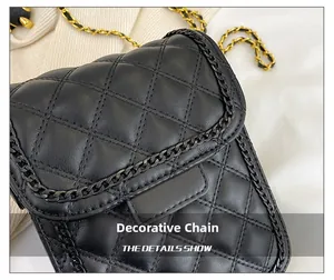 Détail du mini sac matelassé noir avec une bordure de chaîne tissée décorative