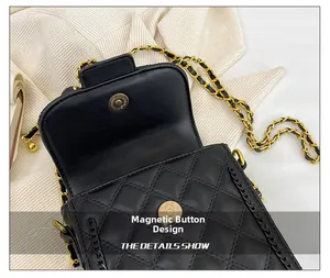 Détail de la fermeture magnétique et de la chaîne dorée du sac en cuir matelassé noir