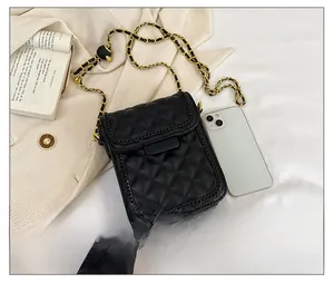 Gros plan du mini sac matelassé noir avec chaîne et comparaison de taille de smartphone