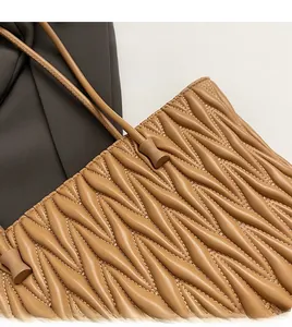 Détail du sac cabas en cuir matelassé camel avec coutures artisanales contrastées