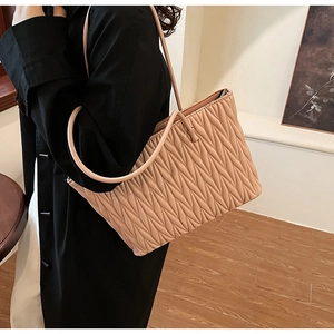 Gros plan sur le sac cabas en cuir matelassé rose avec texture plissée élégante