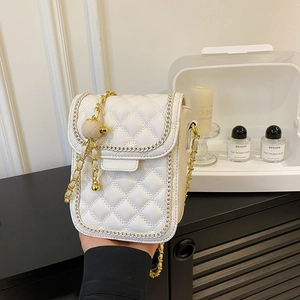 Sac bandoulière blanc matelassé avec chaîne dorée et pendentif boule élégant