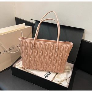Sac cabas matelassé rose avec texture cuir dans un coffret cadeau noir et soie blanche