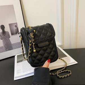 Sac bandoulière matelassé noir avec chaîne dorée et breloque boule décorative