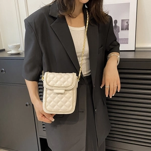 Sac bandoulière chic matelassé en cuir beige avec chaîne dorée pour femmes