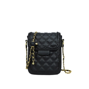 Sac bandoulière matelassé noir classique avec chaîne dorée réglable sur fond blanc
